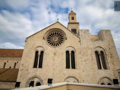...le bifore romaniche, l�alto campanile e persino ci� che resta del suo secondo campanile, che venne amputato nel 1613 a causa di un forte terremoto